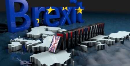 Es ist die Europakarte in 3D aus einem 45 grad Winkel zu sehen im Hintergrund steht in großen Blauen Buchstaben BREXIT