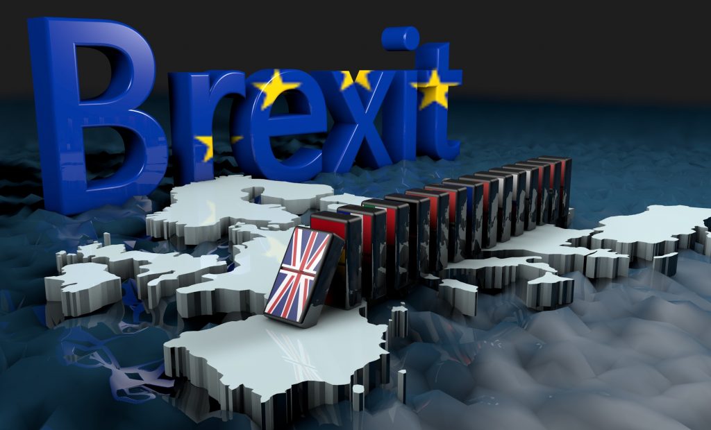 Es ist die Europakarte in 3D aus einem 45 grad Winkel zu sehen im Hintergrund steht in großen Blauen Buchstaben BREXIT