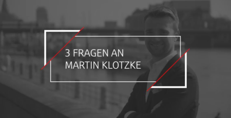 Ein Kasten in der Mitte "3 Fragen an Martin Klotzke" Der Hintergrund ist grau und man sieht einen Mann am Geländer lehnen