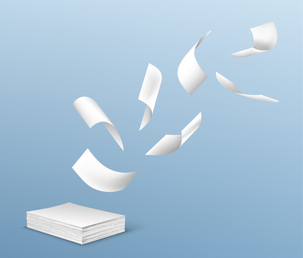 Fliegende Papierblätter über einem Dokumentenstapel