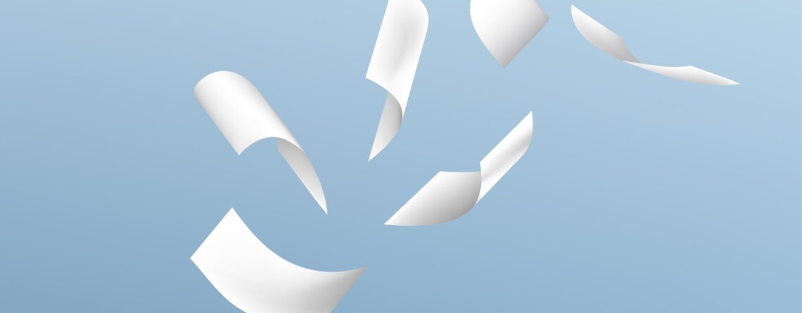 Fliegende Papierblätter über einem Dokumentenstapel