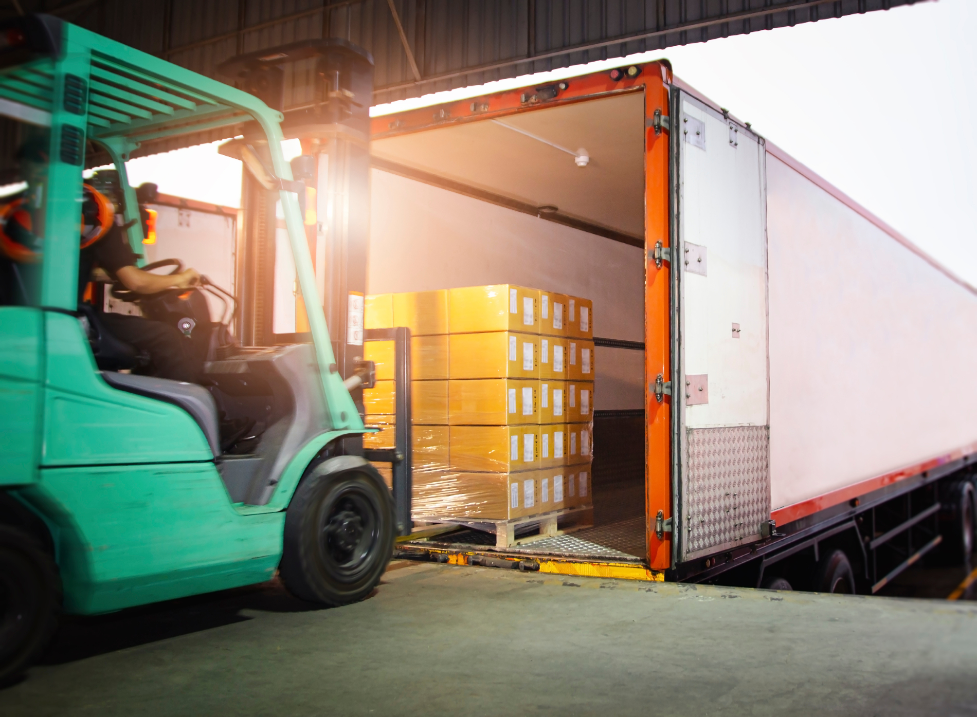 Gabelstapler lädt Fracht in LKW