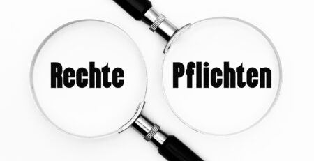 Weißer HIntergrund, 2 Lupen in den Lupen stehen jeweils die Wörter "Rechte" & "Pflichten"