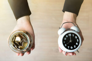 2 Hände halten eine Uhr und Symbolisieren das Anschreibeverfahren