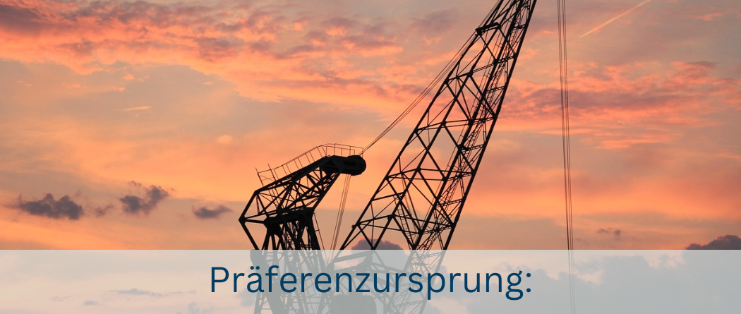 Präferenzursprung Erklärung – Industriekran bei Sonnenuntergang symbolisiert Ursprungsermittlung im Außenhandel