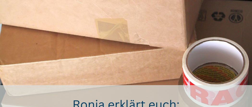 Gestapelte Versandkartons mit FRAGILE-Klebeband – Vorbereitung auf die Zollbeschau
