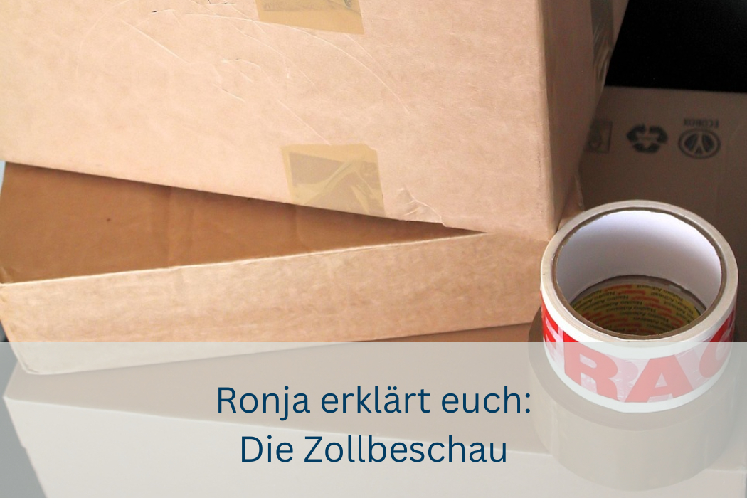 Gestapelte Versandkartons mit FRAGILE-Klebeband – Vorbereitung auf die Zollbeschau