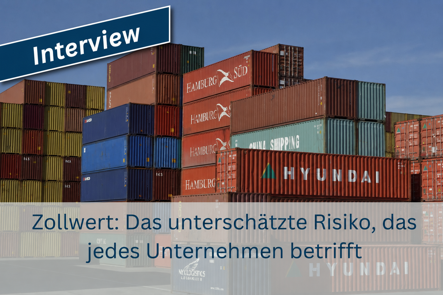 Gestapelte Seecontainer als Symbol für Zollwert-Risiken im internationalen Warenverkehr